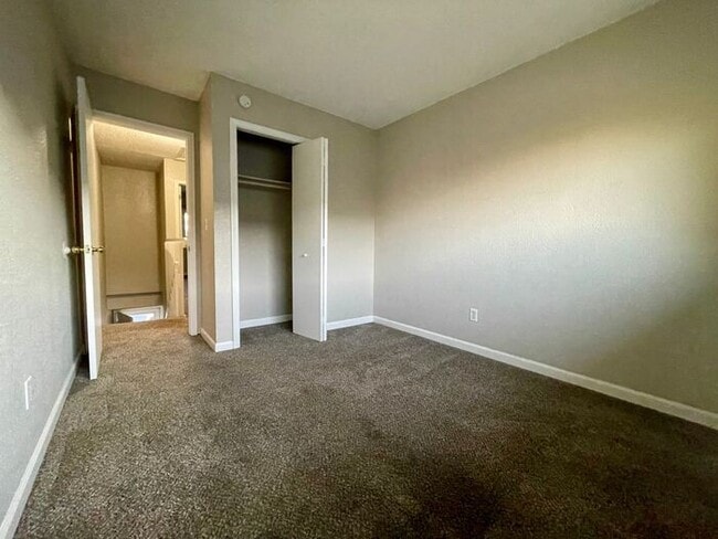 Building Photo - Spacious 3-bedroom, 2.5-bathroom Townhome
