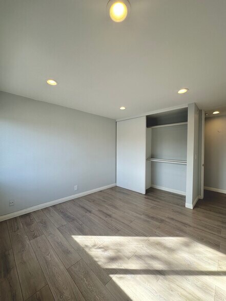 Building Photo - 6050 Canterbury Dr