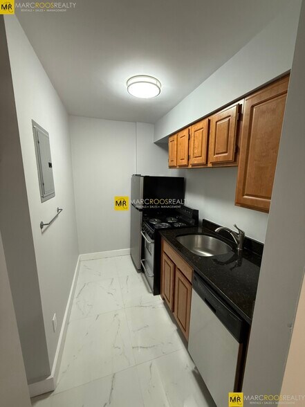 Building Photo - 589 Beacon St