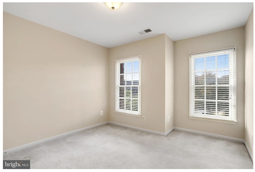 Building Photo - 213 Oak Knoll Ter