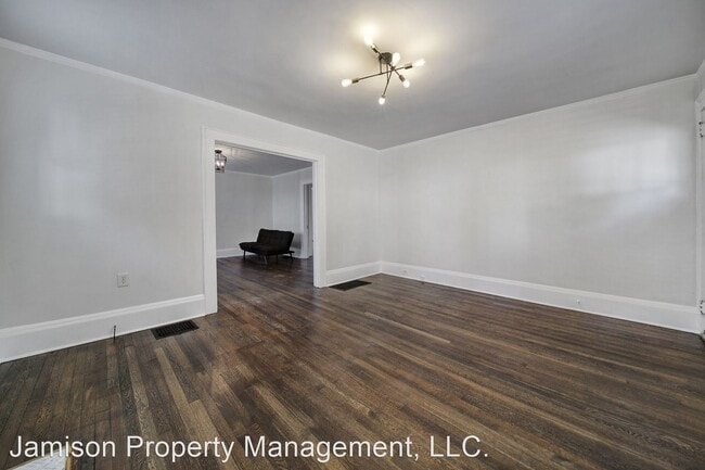 Building Photo - 2 br, 1 bath House - 205 W 6th St