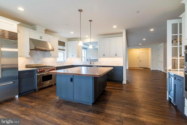 Building Photo - 6098 Creekside Dr