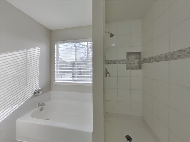 Building Photo - 21899 Pinewilde Ct