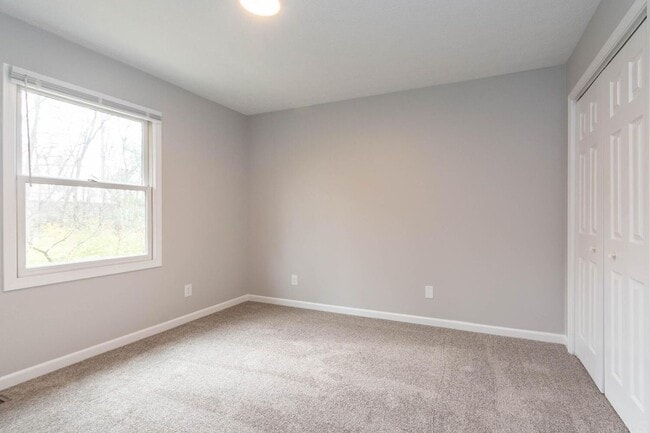 Building Photo - Willow Court Bloomington