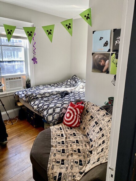 Building Photo - 174 Hillside St