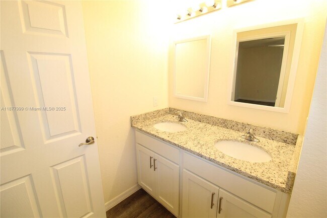 Building Photo - 555 Oakshire Ln