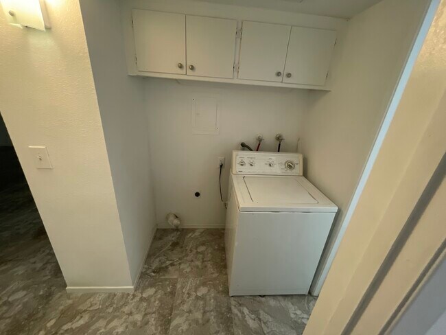 Building Photo - 424 W Wilson Ave