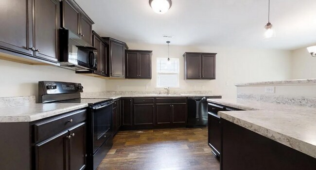 Building Photo - NEW LISTING!!!!!