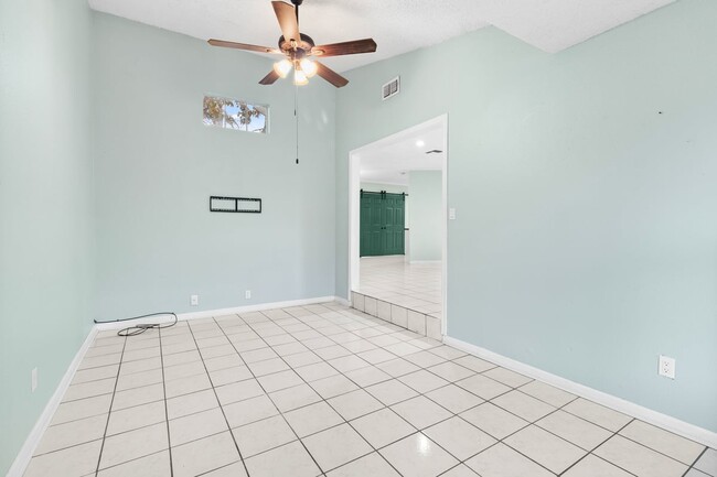 Building Photo - 527 Lively Dr