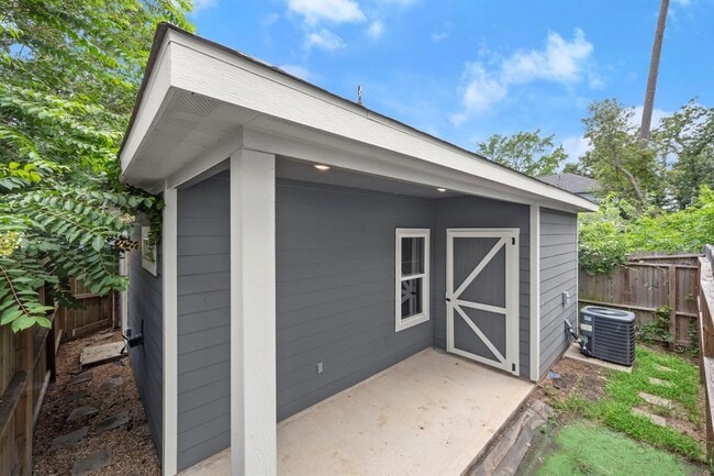 Building Photo - 16670 Meadowcroft St
