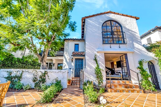 Building Photo - 343 N Croft Ave