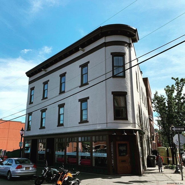 Building Photo - 68 Putnam St