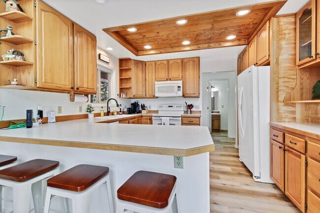 Building Photo - 1496 Pine Ridge Dr