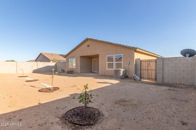 Building Photo - 1610 W Laguna Dr