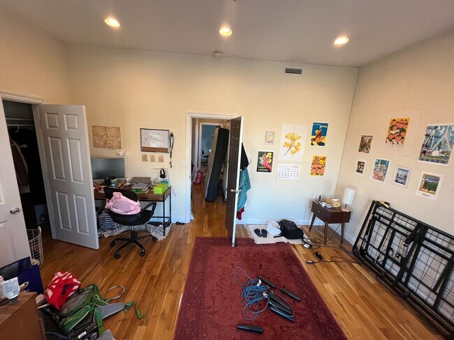 Building Photo - Great 5 bed Close to Northeastern