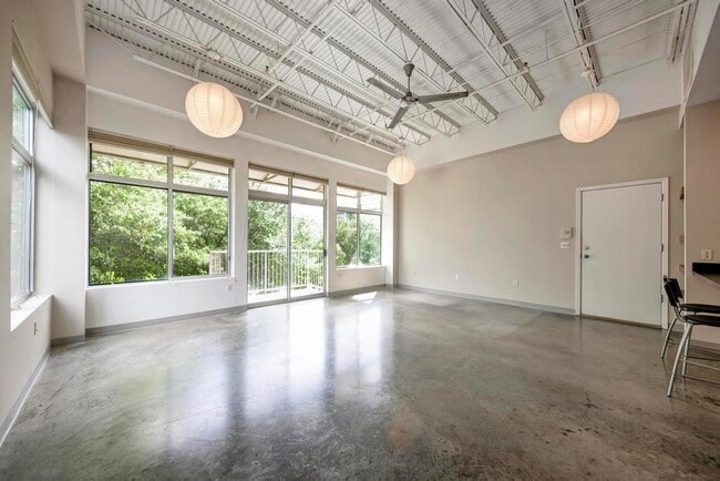 Building Photo - 2401 E 6th St