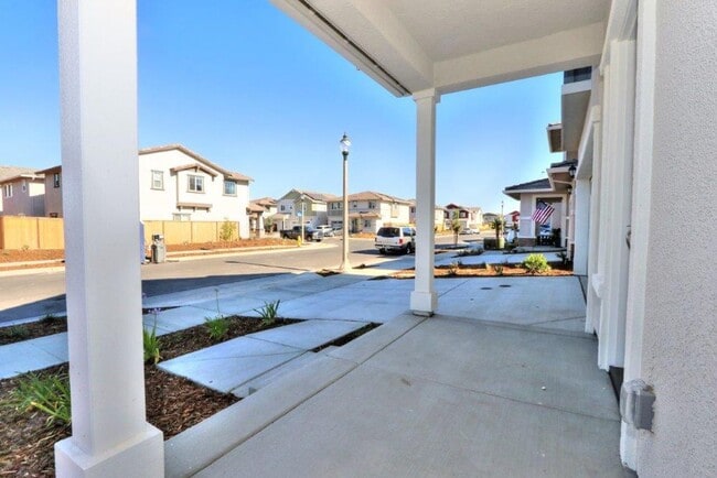 Building Photo - Beautiful Lincoln Home Available in May!