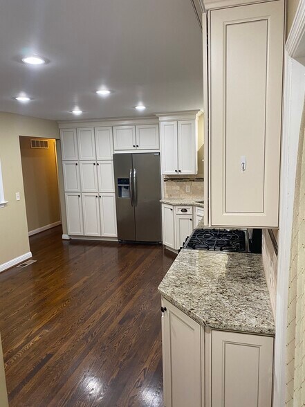 Kitchen granite counter tops - 1208 Eagleshire Dr
