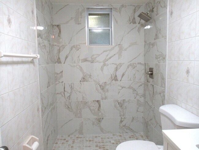 Building Photo - 5310 Palm Dr