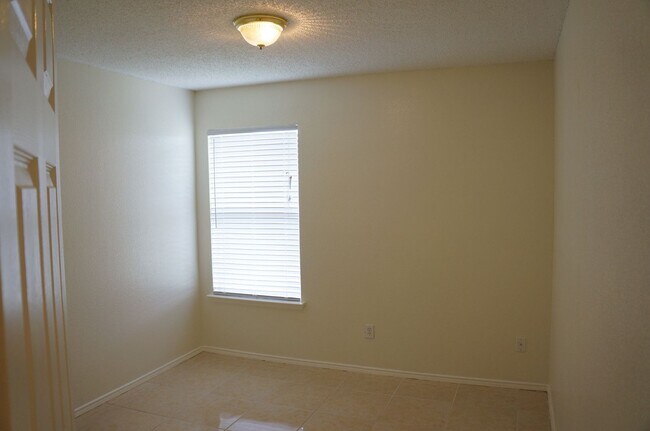 Building Photo - 8000 Summer Sun Dr
