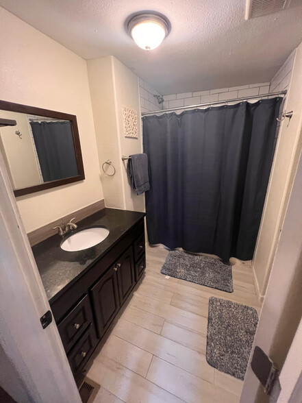 Bathroom - 4220 N Pecos St