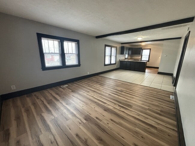 Building Photo - 2829 Kenmore Ave