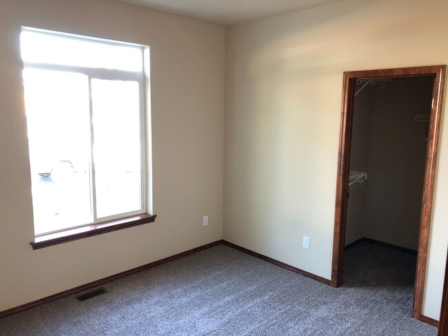 Building Photo - MOVE IN SPECIAL! $500 OFF MOVE IN COST (wi...