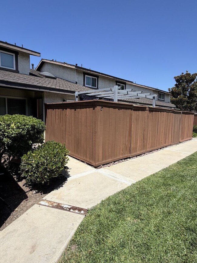 Building Photo - Updated modern townhouse 3 bed 1.5 bath
