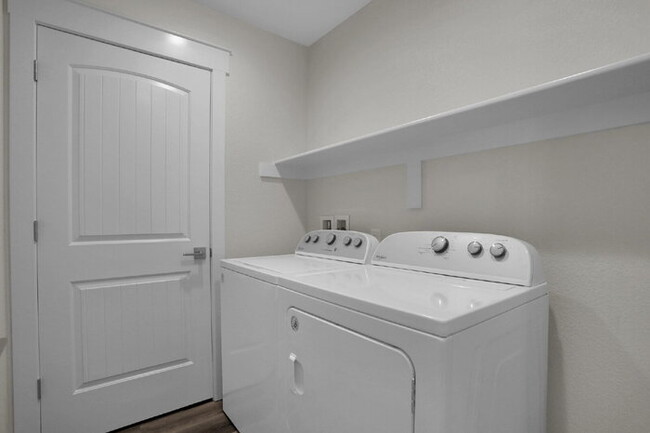 Building Photo - Modern 3-Bedroom Townhome – Conveniently L...