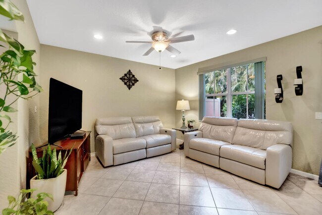 Building Photo - 117 E Prive Cir