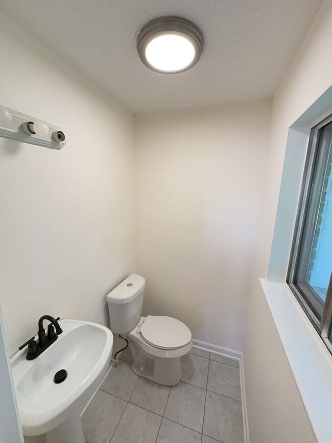 Building Photo - Renovated 2 bed 1.5 bath off Bonny Oaks