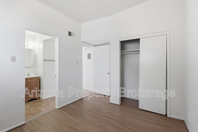 Building Photo - 450 W 6th St