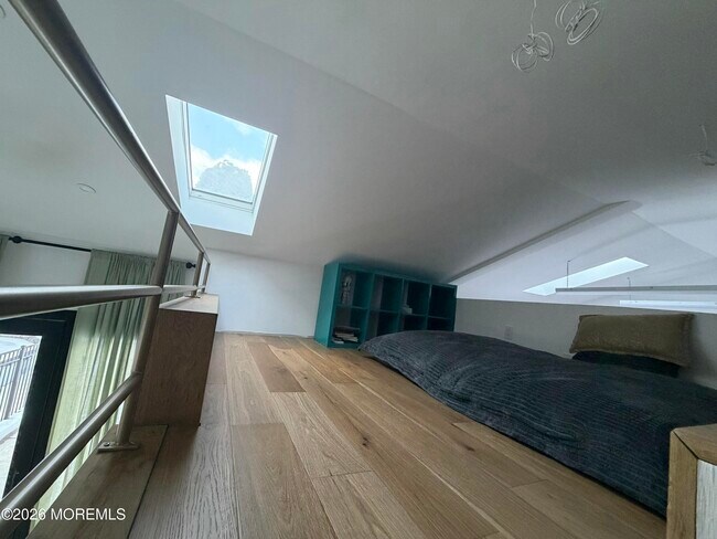 Building Photo - 825 Norwood Ave