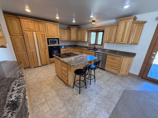 Building Photo - 3 Bed 2 Bath Large Semi-Rural Modern Beaut...