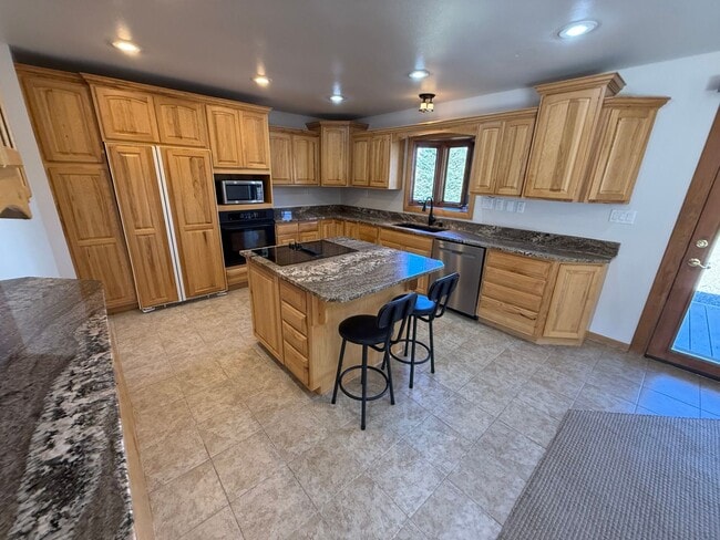 Building Photo - 3 Bed 2 Bath Large Semi-Rural Modern Beautiful Home