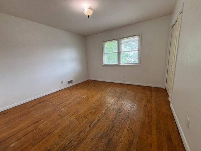 Building Photo - Charming 2 Beds, 1 Bath Half Duplex