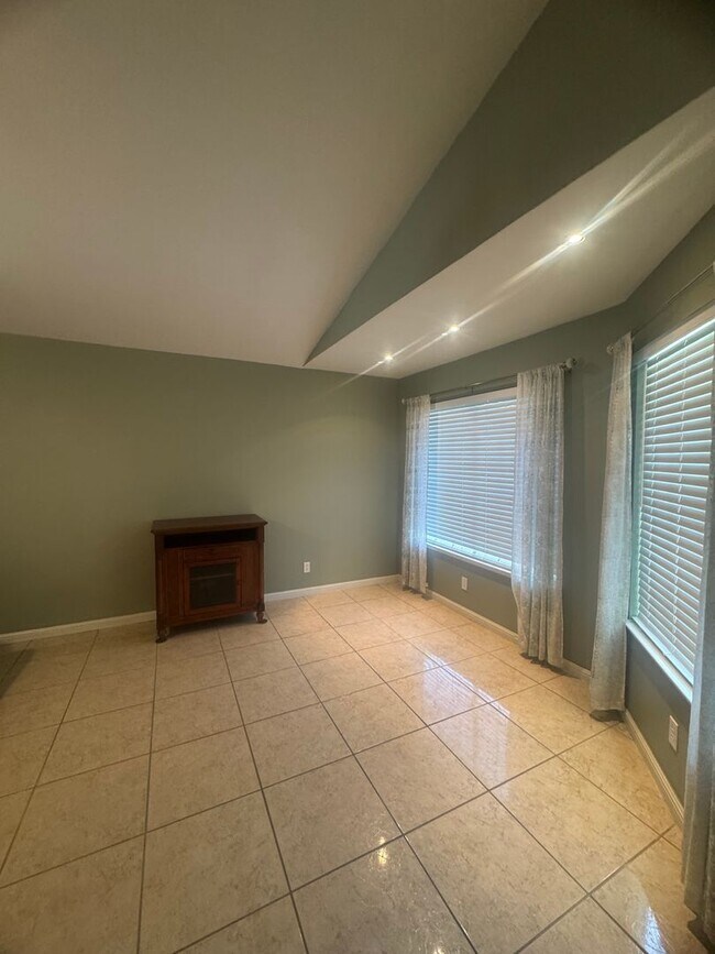Building Photo - Beautiful Woodland Home - Fresh Off the Ma...