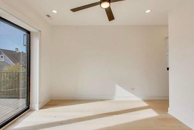 Building Photo - 1619 W Lawrence Ave