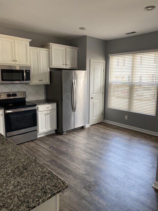 Building Photo - 8960 Commons Townes Dr