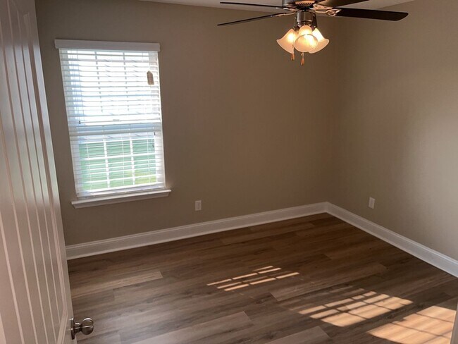 Building Photo - 202 Scarlett Ln