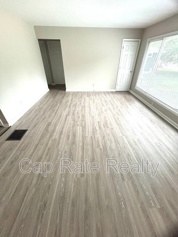 Building Photo - 2994 E Moreland Dr