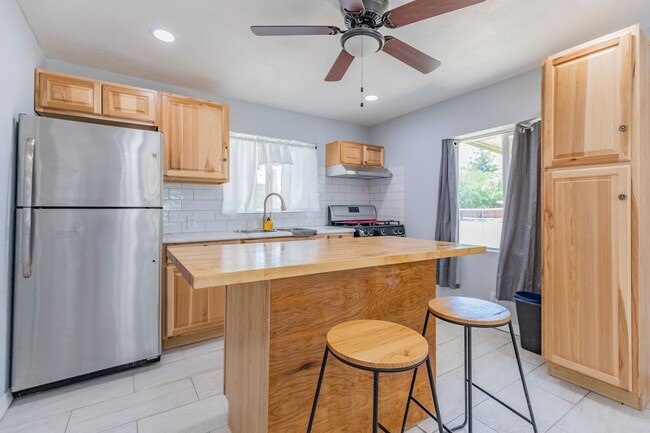 Building Photo - Adorable updated 2 Bedroom 1 Bath Home on ...