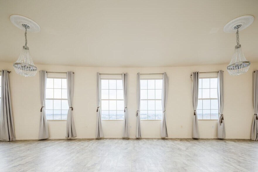 Building Photo - 475 W 12th Ave