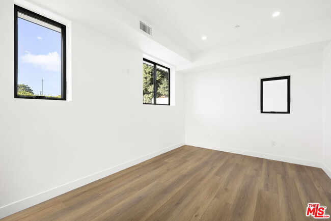 Building Photo - 3561 1/2 Beethoven St