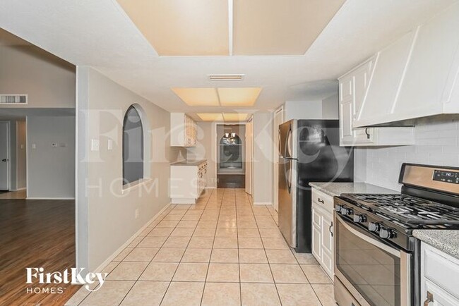 Building Photo - 6333 Fallbrook Dr