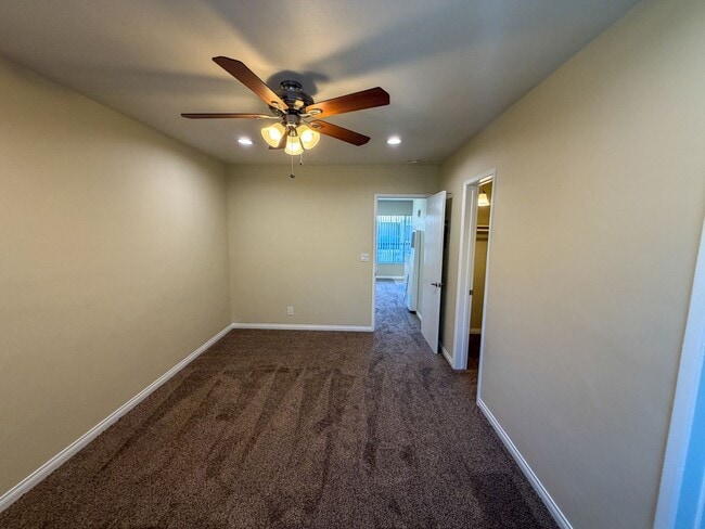 Building Photo - 2227 E Westport Dr