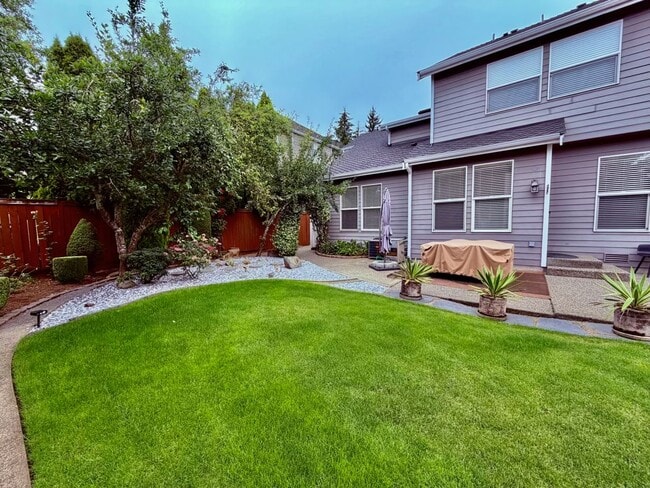 Building Photo - Beautiful Federal Way home you don't want to miss