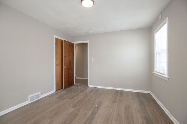 Building Photo - Spacious 3 bedroom/2 bath Cleveland Hts single family house!