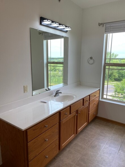 Master bath - 230 Hilldale Dr