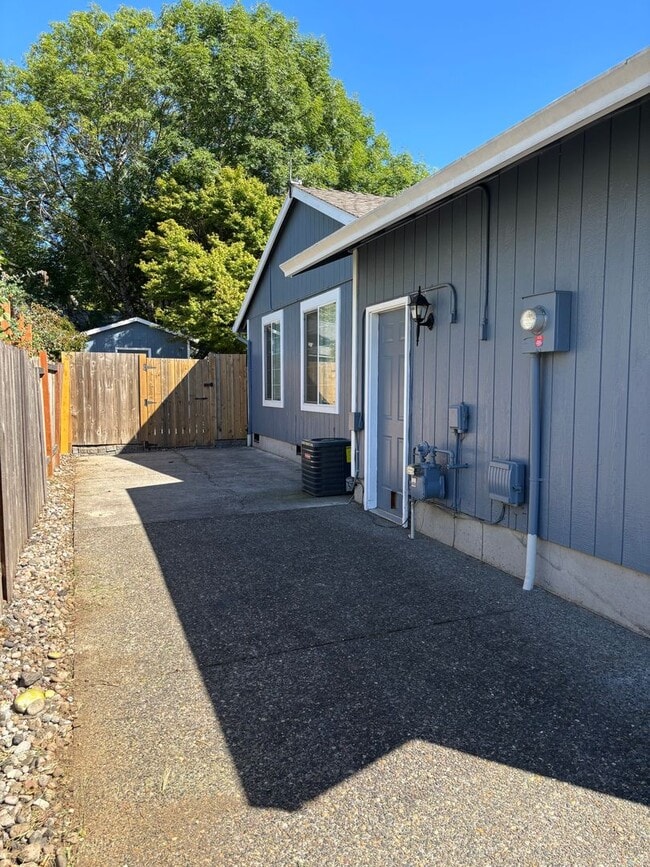 Building Photo - Freshly Updated Troutdale Gem with Enterta...
